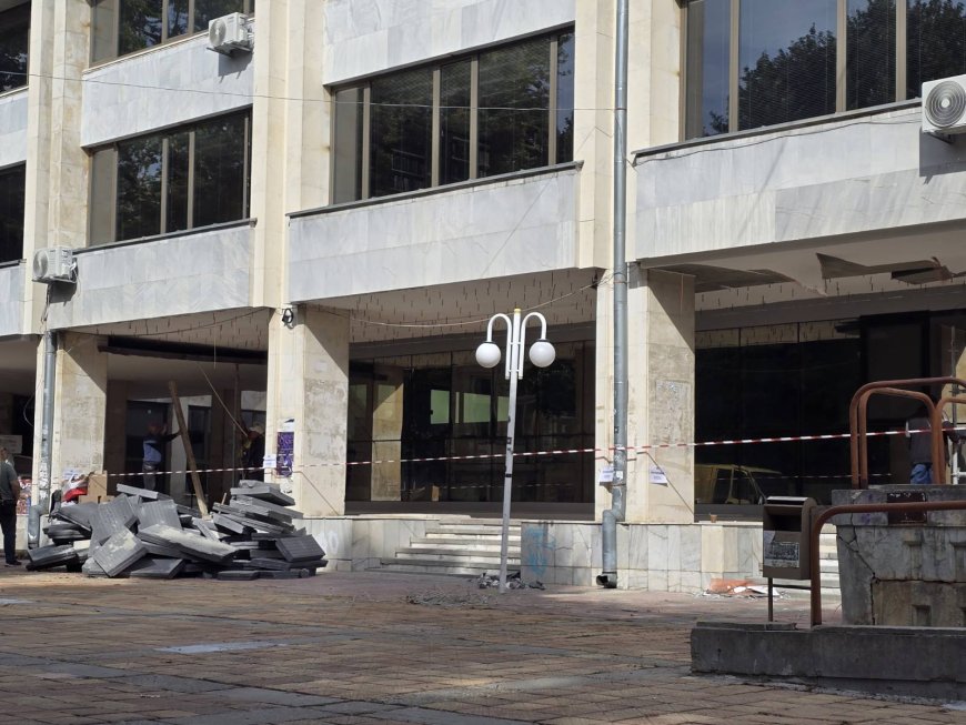 Част от изолацията на сутерена на бившия партиен дом в Добрич се свлече