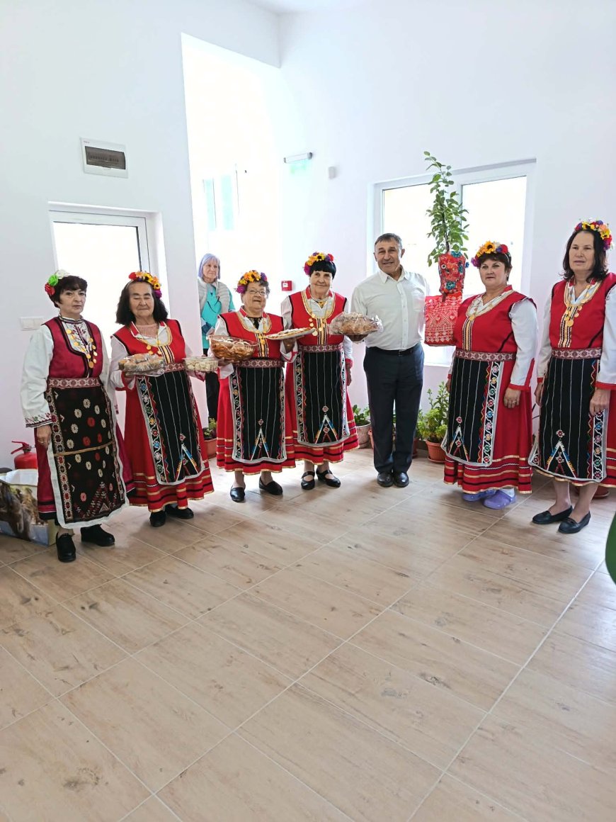 Самодейци от читалището в Коритен гостуваха в Дома за стари хора в село Добрин