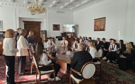 Ученици и преподаватели от ФСГ „Васил Левски“ посетиха Народното събрание