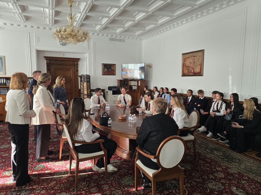 Ученици и преподаватели от ФСГ „Васил Левски“ посетиха Народното събрание