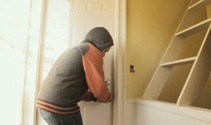 Млад мъж задигна телевизор и аудио система от къща в с. Стефан Караджа