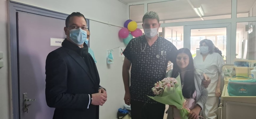 Кметът Йордан Йорданов дари първото бебе от Добрич за 2022 г със златни монети