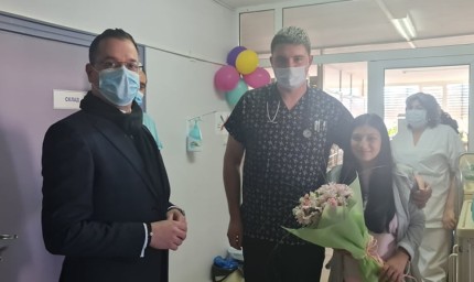 Кметът Йордан Йорданов дари първото бебе от Добрич за 2022 г със златни монети