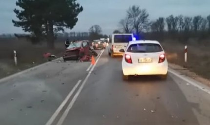 Катастрофа между камион, лек автомобил и трактор край Стожер, има пострадал
