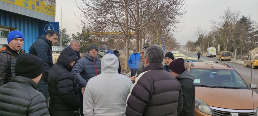 Таксиметрови шофьори в Добрич излязоха на протест - не желаят да  увеличат тарифите си