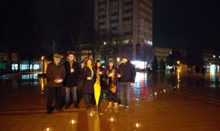 77 свещи в памет на жертвите на комунистическия режим запалиха в центъра на Добрич от Демократична България