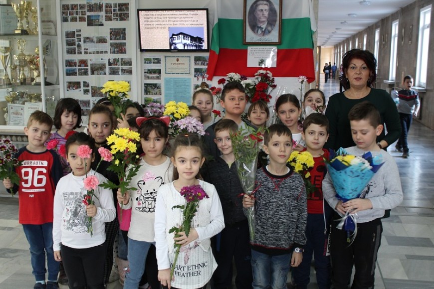 Ред инициативи, посветиха на Левски децата от СУ„Св.св. Кирил и Методий“Добрич