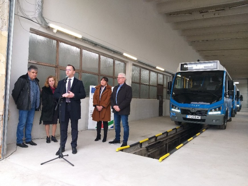 Представиха новите електробуси в Добрич