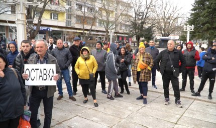Жители на Каварна поискаха оставката на кмета Елена Балтаджиева