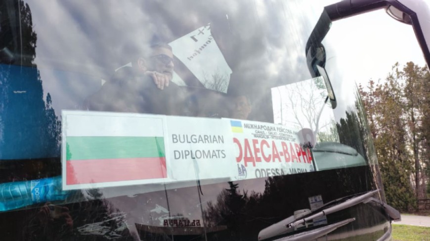 Пристигнаха два автобуса с българи, евакуирани от Одеса
