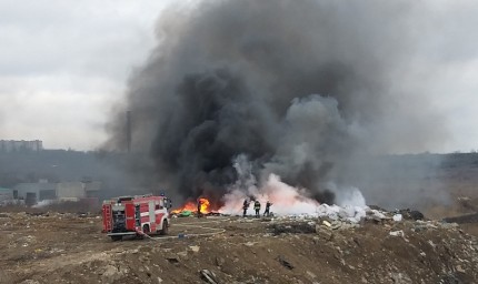 Пожар гори в нерегламентирано сметище в индустриалната зона на Добрич 