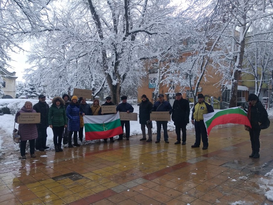 Жители на Добрич излязоха на протест в подкрепа на запазване неутралитета на България във войната в Украйна 