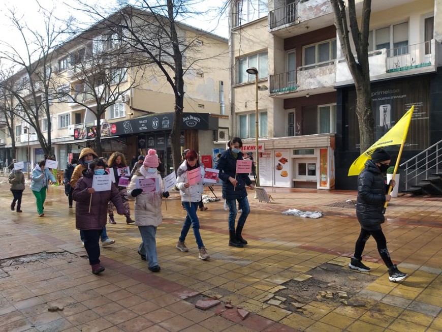 Дами от Добрич поведоха шествие под наслов „Не на войната“
