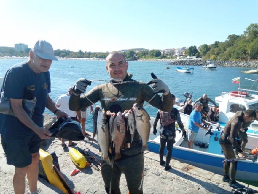 Приятели, колеги, познати и непознати дарители събраха сумата за операцията на състезателя по подводен риболов Петър Петров от Добрич