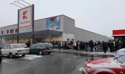 Огромна опашка от хора се изви заради промоция на олио в Кауфланд в Добрич