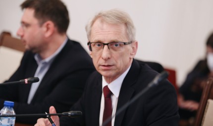 Министър Денков: Тестването на учениците ще продължи