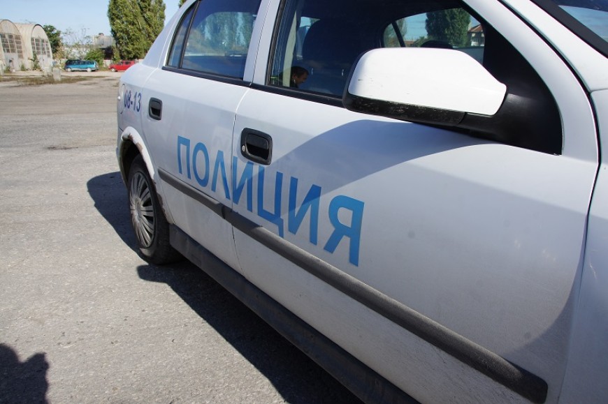 Обявен за откраднат лек автомобил е открит със счупени стъкла и огледала 