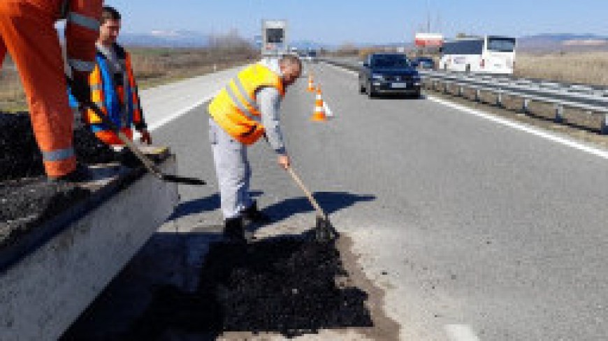 АПИ: Изкърпването на дупките по пътищата със студена асфалтова смес е аварийно и временно решение