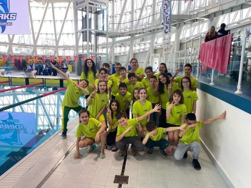 Сребърен и бронзов медал за най-малките състезатели на новия клуб по плуване Добруджа 2021