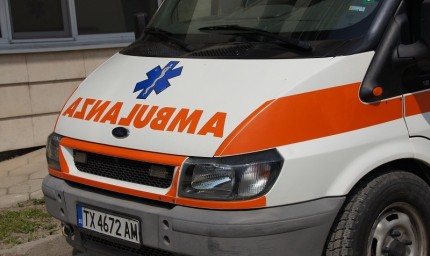 Пешеходка е с фрактура на бедрената кост след удар от лек автомобил в Добрич