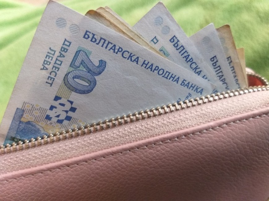 Минималната работна заплата става 710 лева  от 1 април 