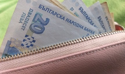 Минималната работна заплата става 710 лева  от 1 април 