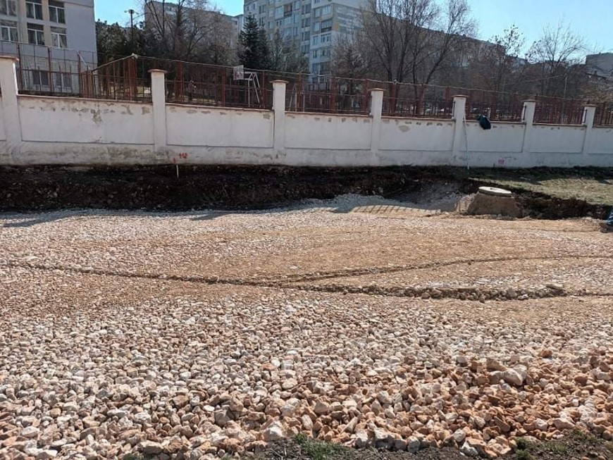 Започна подготовка на терена за изграждане на паркинг до СУ “Климент Охридски “.