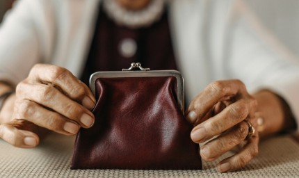 Още над 20 000 пенсионери ще получат еднократната добавка от 75 лева