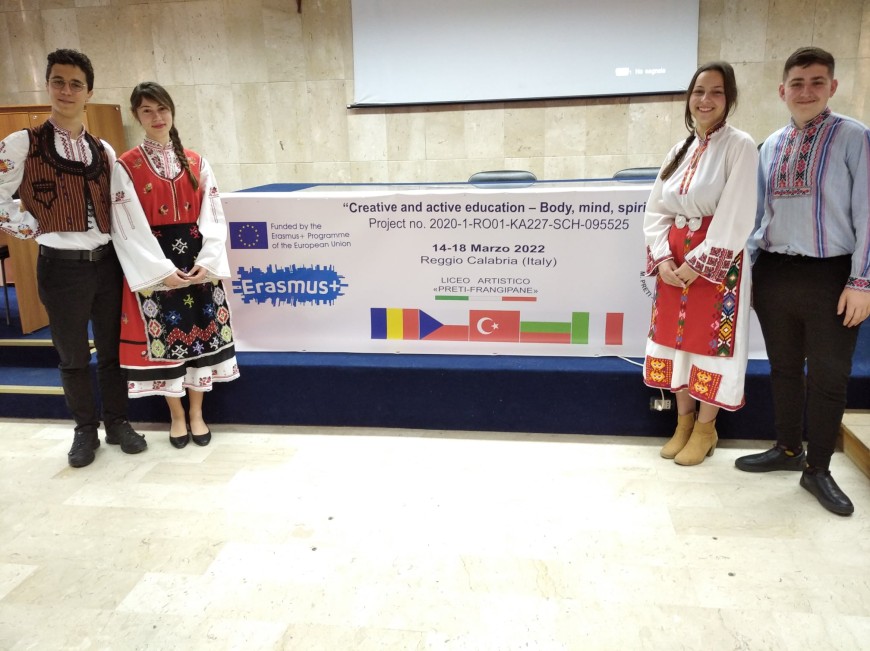 Ученици от гимназия „Райко Цончев“ представиха фолклорното ни наследство пред връстници в Италия