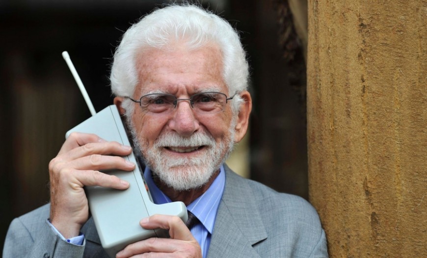 49 години от първото обаждане по мобилен телефон