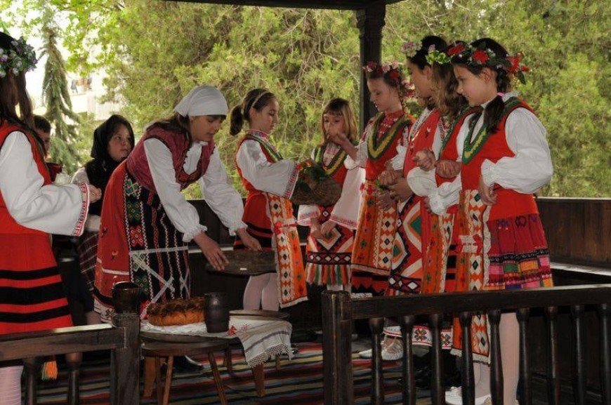 Беседа за пролетните  момински обичаи и снимки за спомен подарява Етнографска къща Добрич 