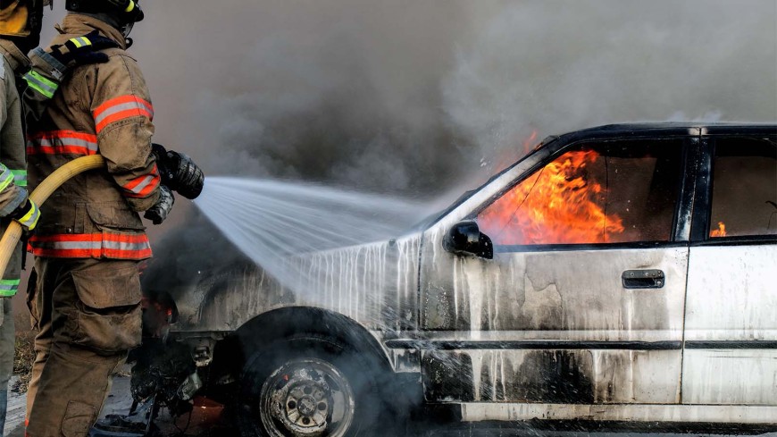 Два леки автомобила изгоряха, един е частично увреден след пожар в Добрич 