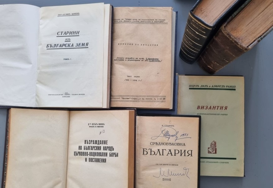 Историкът Веселин Парушев с ново безценно дарение към Регионалната библиотека в Добрич