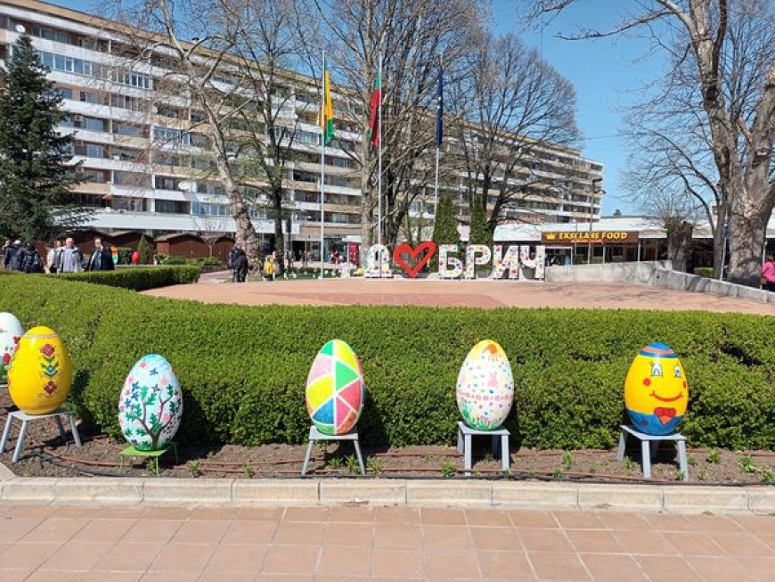 Великденско настроение в центъра на Добрич с тематична украса