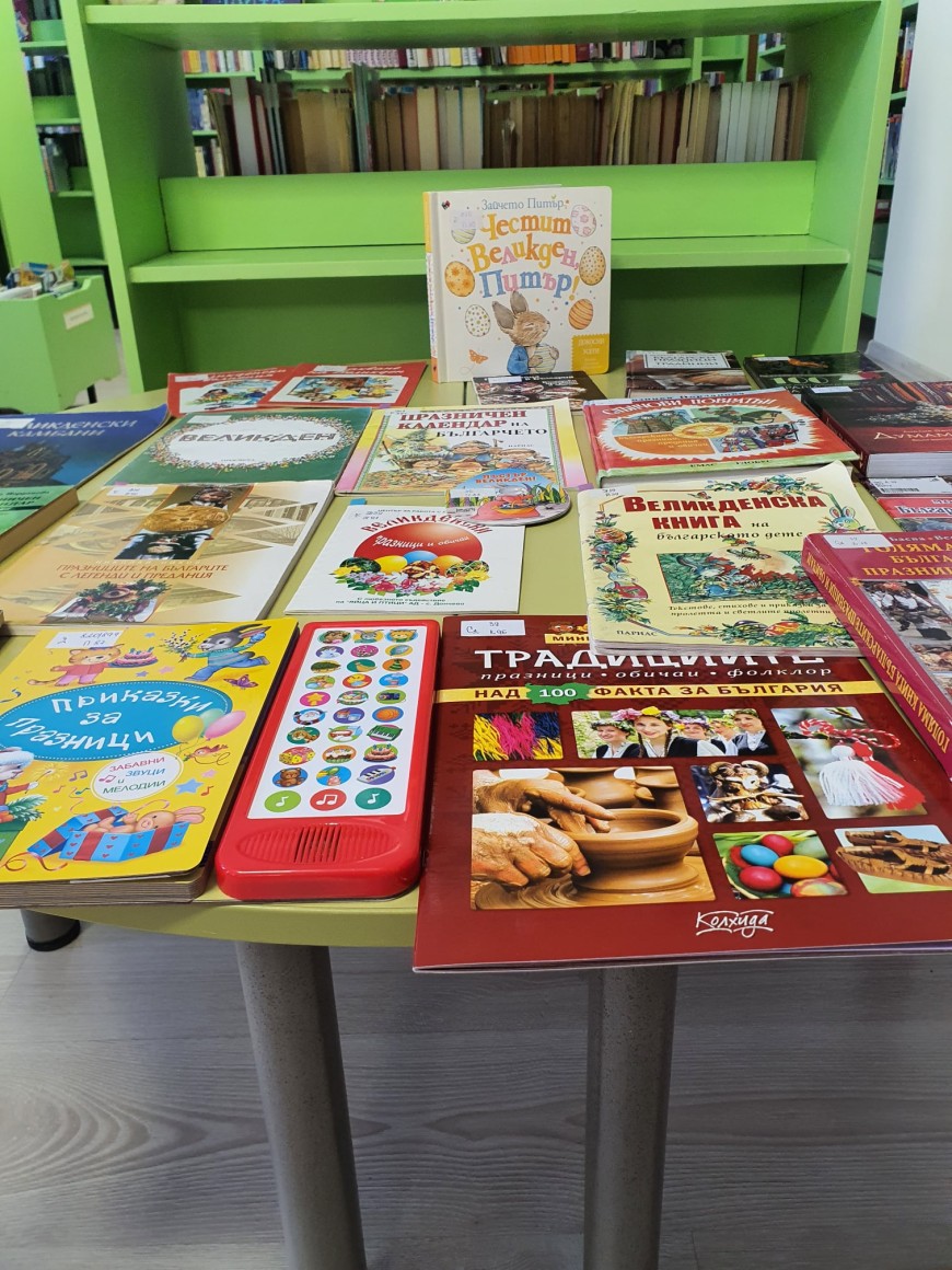 Витрина „Червен, червен Великден“ посреща малчуганите в Детския сектор на библиотеката