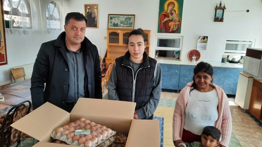 Областният управител дари козунаци и яйца за Великден на социалната трапезария към храм „Св. Троица“