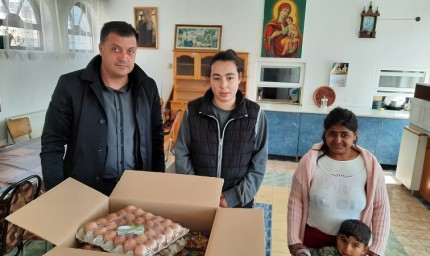 Областният управител дари козунаци и яйца за Великден на социалната трапезария към храм „Св. Троица“