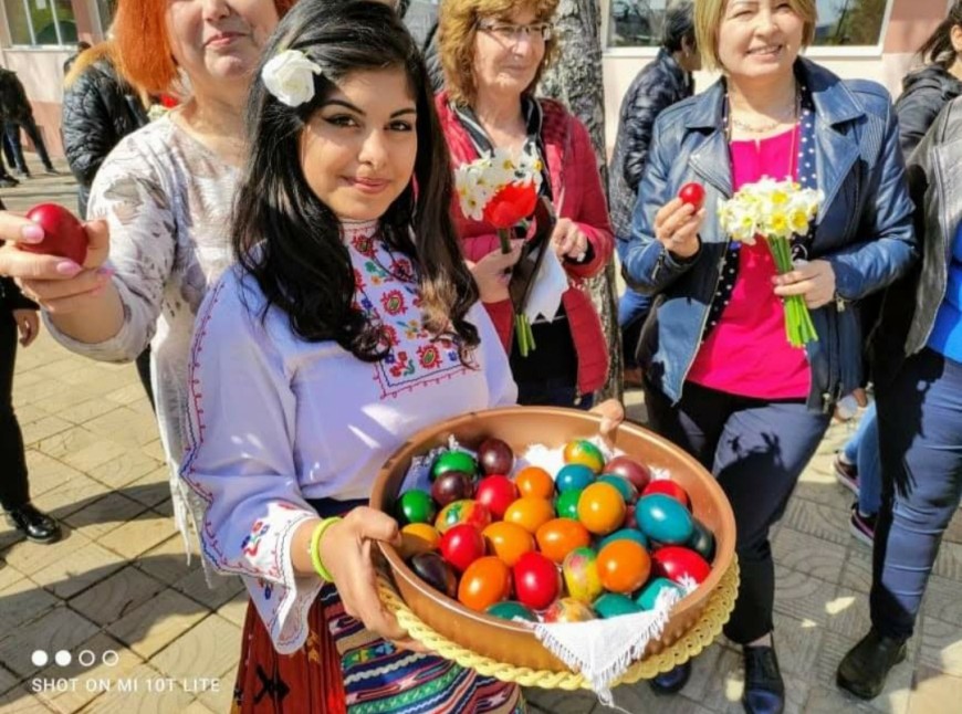 Осмокласниците от ПГТОЛП – Добрич боядисаха яйца за великден и ги подариха на своите съученици