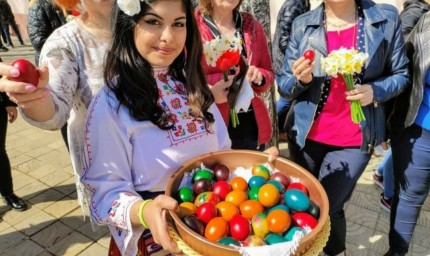 Осмокласниците от ПГТОЛП – Добрич боядисаха яйца за великден и ги подариха на своите съученици