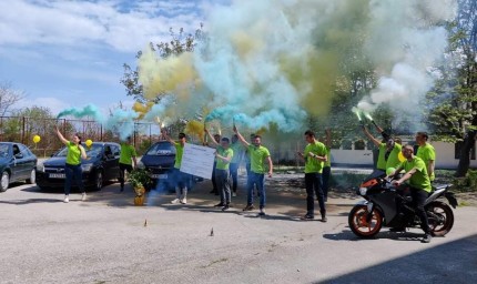 Абитуриенти от ПГАС изненадаха с нестандартна покана за бала класния си ръководител 