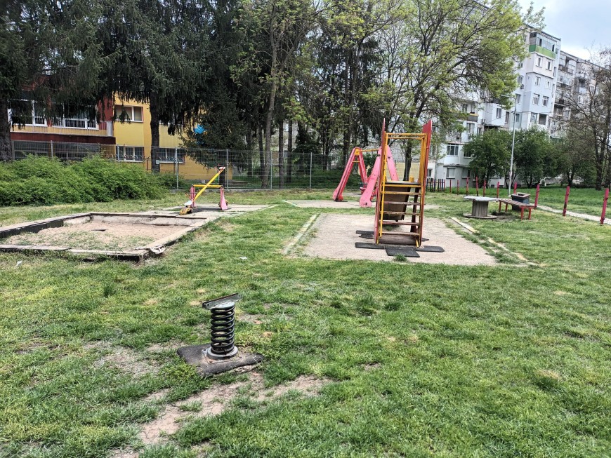 Продължават дейностите по поддръжка на детските площадки в Добрич