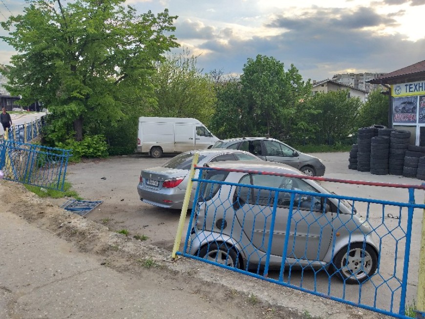 Лек автомобил се вряза в оградата и падна в двора на техническия център СБА в Добрич