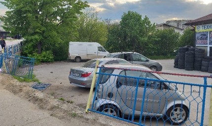Лек автомобил се вряза в оградата и падна в двора на техническия център СБА в Добрич