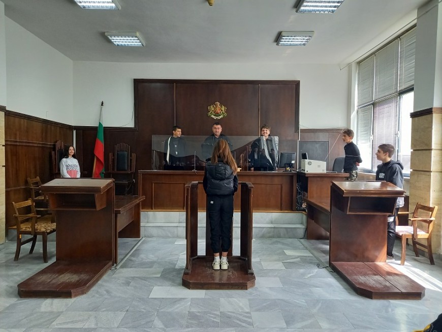 Ученици от Добрич се запознаха с основните понятия в наказателното право и процес при гостуване в Окръжния съд