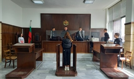 Ученици от Добрич се запознаха с основните понятия в наказателното право и процес при гостуване в Окръжния съд