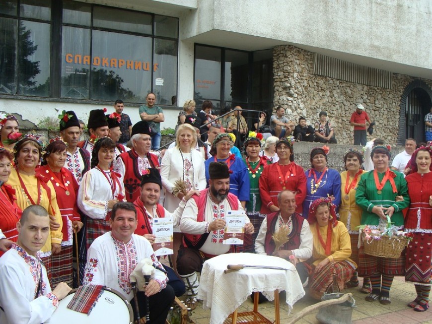 Международният събор “Песни и танци от слънчева Добруджа” събира фолклорни изпълнители край село Дебрене на 25 юни 