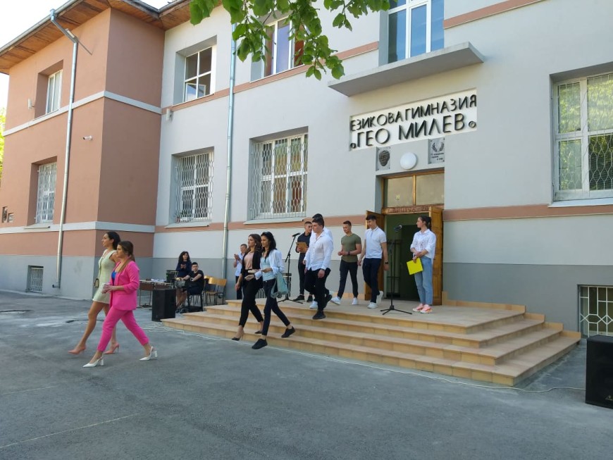 143 абитуриенти изпрати Езиковата гимназия в Добрич