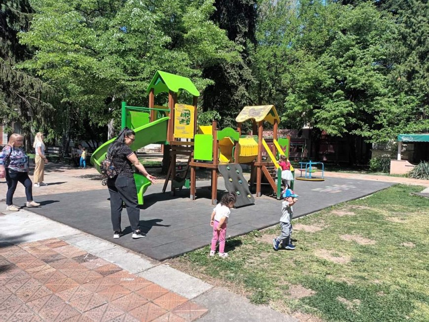 Продължава поддръжката на детските площадки в Добрич 