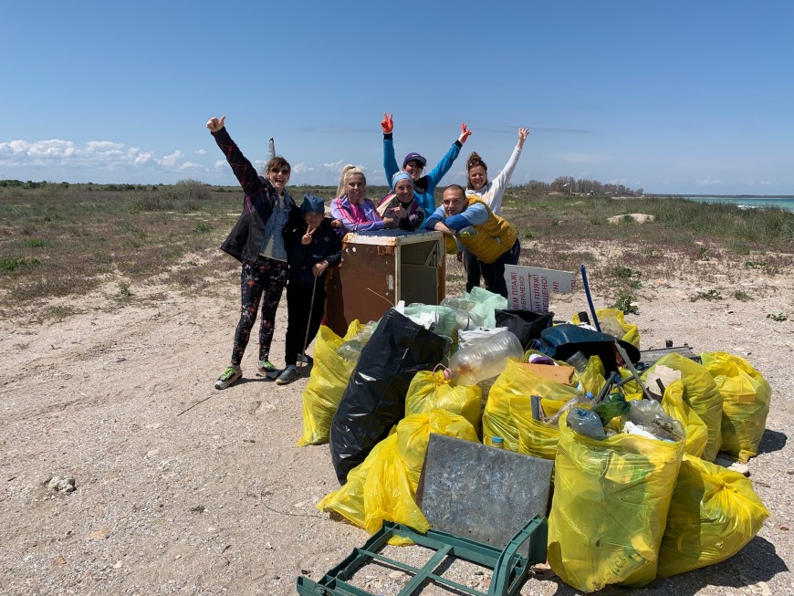 Повече от 500 кг боклуци изчистиха доброволци от плаж край Шабла