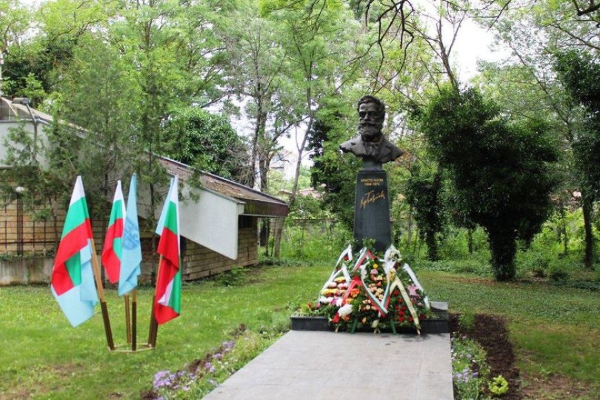 Сирени, камбанен звън и цветя в памет на героите на 2 юни в Каварна 